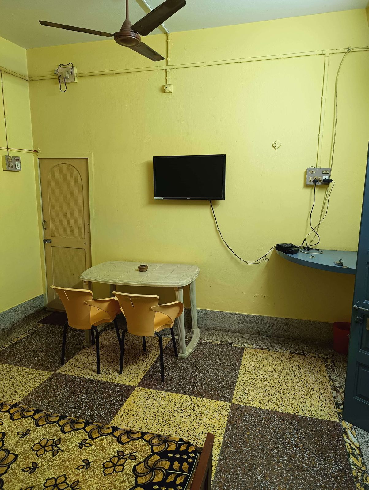 Deluxe AC room at Shivananda Lodge, base for Bankura day trips